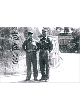 在金門服役的充員戰士（左）即將退伍，作者欒樹珊（右）鼓勵他毋忘這段期間保家衛國的點點滴滴。（圖／欒樹珊）之照片