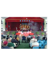 馬蘭榮家舉辦春節聯歡晚會及摸彩活動，圖為榮民欣賞精采的節目演出。（劉興華攝）之照片