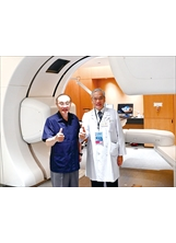 主任委員（左）由陳威明院長陪同，參觀北榮重粒子癌症治療中心，對這項先進設備讚不絕口。（圖／林建榮）之照片
