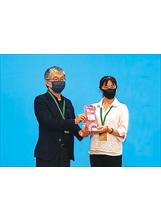 高榮臺南分院獲得「TSAA台灣永續行動獎」之銅獎，由國科會副主委林敏聰（左）頒獎予臺南分院護理部副主任林秀慧。（圖／高榮臺南分院）
