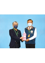 國科會副主委林敏聰（左）頒發TSAA台灣永續行動獎之銀獎，由屏東榮家家主任王少谷（右）代表領獎。（圖／屏東榮家）之照片