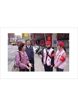 黃漢城站長（左二）及其女兒黃淑貞（右二）一同為乘客實施站台服務。（欣欣客運提供）之照片