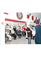 主委在臺北榮家和住民長輩熱情互動，呼籲踴躍申請加入數位榮福卡會員，以享有各項榮民應得的優惠與榮譽。（圖／林建榮）之照片