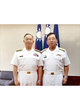 作者許培山（右）在海軍副司令任內，獲司令陳永康上將（左）授權，參與協調經國七海文化園區事宜。 （圖／許培山）之照片