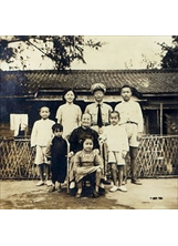 作者嚴長生（中排右一）於左營自助新村的全家福合照，留下早年克難生活的歷史記憶。（圖／嚴長生）之照片