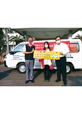 許慧珍中醫師（中）及她的夫婿孫瑞金講師（右）捐贈救護車，由臺南榮家家主任王風勝（左）代表接受。（圖／臺南榮家）之照片