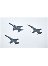國慶空中飛行分列式由兩架F-5戰機（左、右）與一架「勇鷹」高教機（中）編隊飛越總統府，象徵空軍新、舊訓練機種的世代交替。（圖／林建榮）之照片