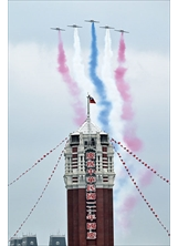 壓軸出場的雷虎小組施放藍白紅三色彩煙衝場，展現精湛的飛行技術。（圖／林建榮）之照片