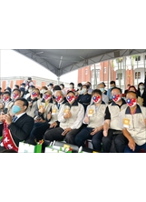 十位榮民楷模受邀出席總統府前的國慶典禮，一起分享國家生日的喜悅。（圖／輔導會）之照片