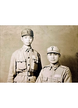 作者高雙印（左）與老營長高東方（右）曾一起經歷戰時艱險歲月，終於在臺灣安居。（圖／高雙印）之照片