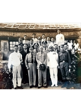 蔣公巡視蘭嶼農場，兼場長鄧國安上校（二排左三）、副場長王朝勳上校（三排左一）全程陪同。（圖／徐廣筴）之照片