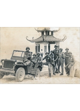 在馬祖服役期間，作者李炳森（左一）與陸軍官校同學一起捍衛國土，袍澤情深。（圖／李炳森）之照片
