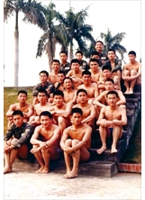 作者張孟侖（第四排左三）曾在陸軍官校接受嚴格訓練，畢業後分派至臺中成功嶺服役。（圖／張孟侖）之照片