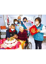 臺北市榮服處榮欣志工們齊祝謝錢奶奶生日快樂，氣氛溫馨歡樂。（圖／臺北市榮服處）之照片