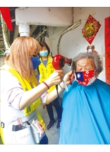 花蓮榮欣志工大隊第六中隊的志工，為單身獨居的時奶奶修剪頭髮，讓時奶奶非常開心。（圖／花蓮縣榮服處）之照片