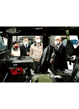 金賓汽車董事長李大偉（右一）引導主委（右二）參觀該公司進口及維修的汽車。（圖／林建榮）之照片