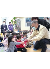 吳副主委與教保服務中心的小朋友親切互動，送他們禮物，並一同遊戲。（圖／花蓮榮家）之照片