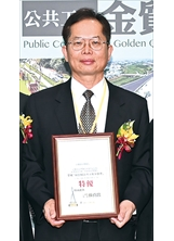 高榮榮獲「公共工程金質獎」，由高榮院長林曜祥代表領獎。（圖／林建榮）之照片