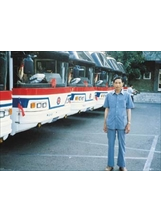 民國七十八年，轉任車輛調度員的楊穎中在高雄市公車處停車場留影。之照片