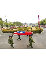 岡山榮家老兵護送國旗進場，準備升旗。（圖／林建榮）之照片