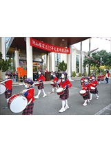 宏欣幼兒園小小鼓隊快樂活潑通過司令臺。（圖／林建榮）之照片