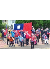 新竹榮家家主任白恩惠（前中）帶領榮民長輩向國旗致敬。（圖／新竹榮家）之照片