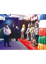 姜副主委偕各處會主管參訪蒙藏文化館的文物保存，盼能借鏡。（圖／林建榮）之照片
