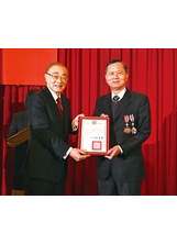 主委頒授臺北榮總前院長許惠恒（右）一等榮光專業獎章，與一等服務獎章。（圖／林建榮）之照片