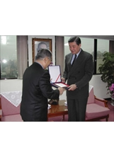 韓國在鄉軍人總會中華民國支會甫卸任的支會長孫福奎，代表該會總會長李相薰致贈感謝牌予高主委。（宋海笙攝）之照片