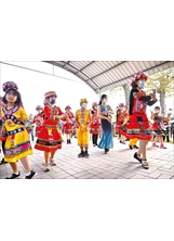 簽約完成後，主委與貴賓至信國社區參觀，社區居民表演滇緬歌舞。（圖／林建榮）之照片
