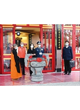 總統在臺北榮家榮靈堂持香祝禱，主任委員（左二）、總統府戰略顧問熊厚基（右二）隨侍在側。（圖／林建榮）之照片