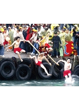 傳統的野柳神明淨港文化祭中，信徒抬著神輦躍入野柳港，游到對岸，象徵神明護佑漁民，航航滿載。（圖／聯合知識庫）之照片