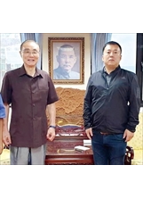李民彜烈士的外孫呂珂（右）親訪主任委員，表達家屬的誠摯感謝。（圖／莊秉漢）之照片