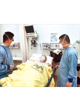歐力嘉（左）在北榮急診室關懷榮民。（圖／臺北榮總）之照片