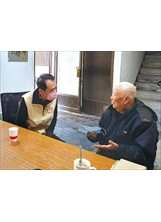 高雄市榮服處處長林立才（左）代表主委，親切問候徐昌貴伯伯（右），並與其話家常。（圖／高雄市榮服處）之照片
