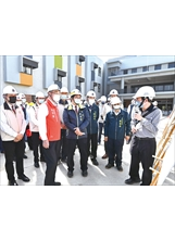主任委員（前左二）由臺南市長黃偉哲（前左三）陪同，聽取臺南榮家新建工程簡報。（圖／林建榮）之照片