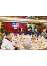 李副主委（左）在餐會中向李天羽理事長（右四）、國防部前部長嚴明（右三）等空軍前輩賀節。（圖／輔導會）之照片
