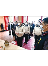 主任委員在臺北榮家榮靈堂上香，向榮靈英烈致敬。（圖／林建榮）之照片