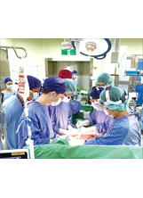 中榮心肝腎團隊於大年初二加班，自大愛器捐者林先生身上取下器官，準備移植。（圖／中榮）之照片