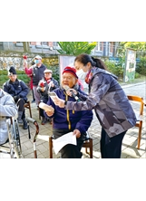 臺北榮家的老人家隨著薩克斯風樂音節奏，以樂器敲打拍子和哼唱，十分盡興。（圖／臺北榮家）之照片