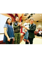 李威億上尉（左二）及臺南大地震受傷幼童，與當時的陳建仁副總統（右）合影。（圖／許培山）之照片