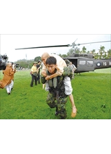 八八風災期間，陸航直升機載運災民。（圖／許培山）之照片