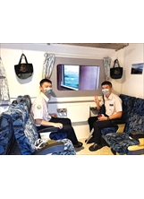 謝廷陽（左）在板橋榮家見學時，體驗家區沉浸式火車升級版。（圖／謝廷陽）之照片