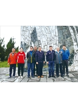 姜副主委（右三）訪視花蓮分場，與同仁參觀場區內的楊英風大理石雕塑作品。（圖／臺東農場）之照片