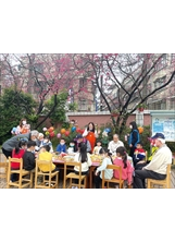 八德榮家爺爺奶奶和加貝爾幼兒園小寶貝，在櫻花樹下野餐。（圖／八德榮家）之照片