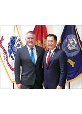倪邦臣參事（右）與維吉尼亞州議會軍事暨退伍軍人事務小組主席李維州參議員（左）相見歡。（圖／輔導會）之照片