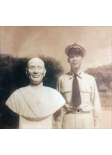 陳書藩（右）完成蔣公塑像，曾獲馬紀壯總司令召見表揚。（圖／王士珍）之照片