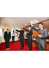 主任委員（左一）監誓下，李維安（右三）、吳延君（右二之照片