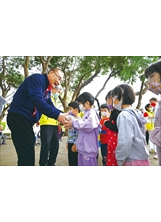 主任委員在中彰榮家贈禮物予小朋友，祝福他們兒童節快樂。（圖／林建榮）之照片