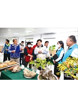姜副主委（中）對訓員展示的有機蔬菜等成果，十分嘉許。（圖／臺東農場）之照片